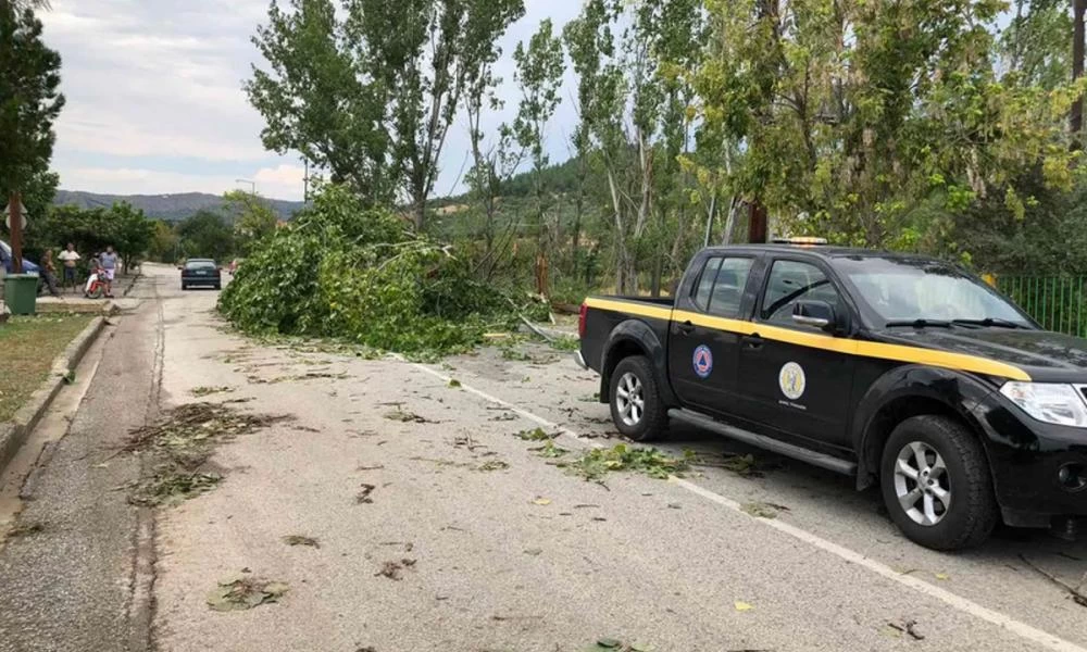 Χαλασμός στα Τρίκαλα! Ξηλώθηκαν στέγες από την κακοκαιρία - Εικόνες